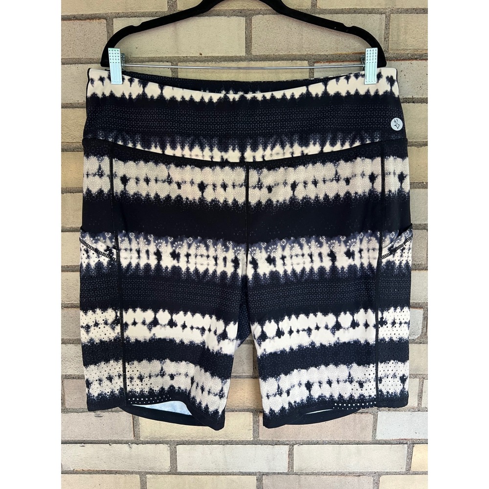 Torrid Active Black White Tie Dye Laser Cut Pocket Bike Shorts Size 3X